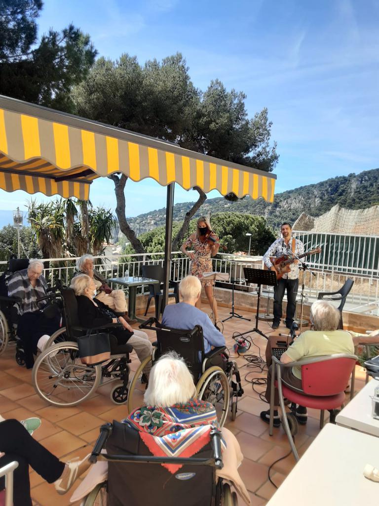 Becky and chris duo maison de retraite