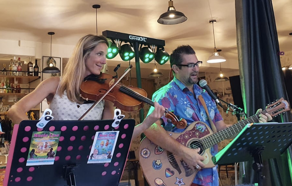 becky-and-Chris-Live